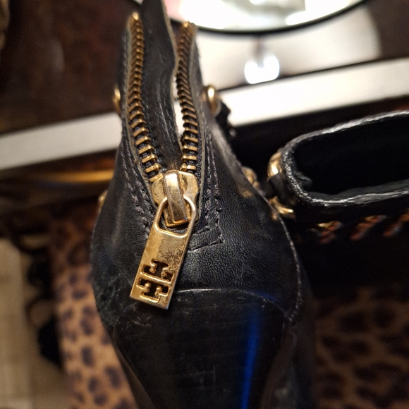 Tory Burch ankle boots with gold chains..size 10.. - Picture 4 of 5